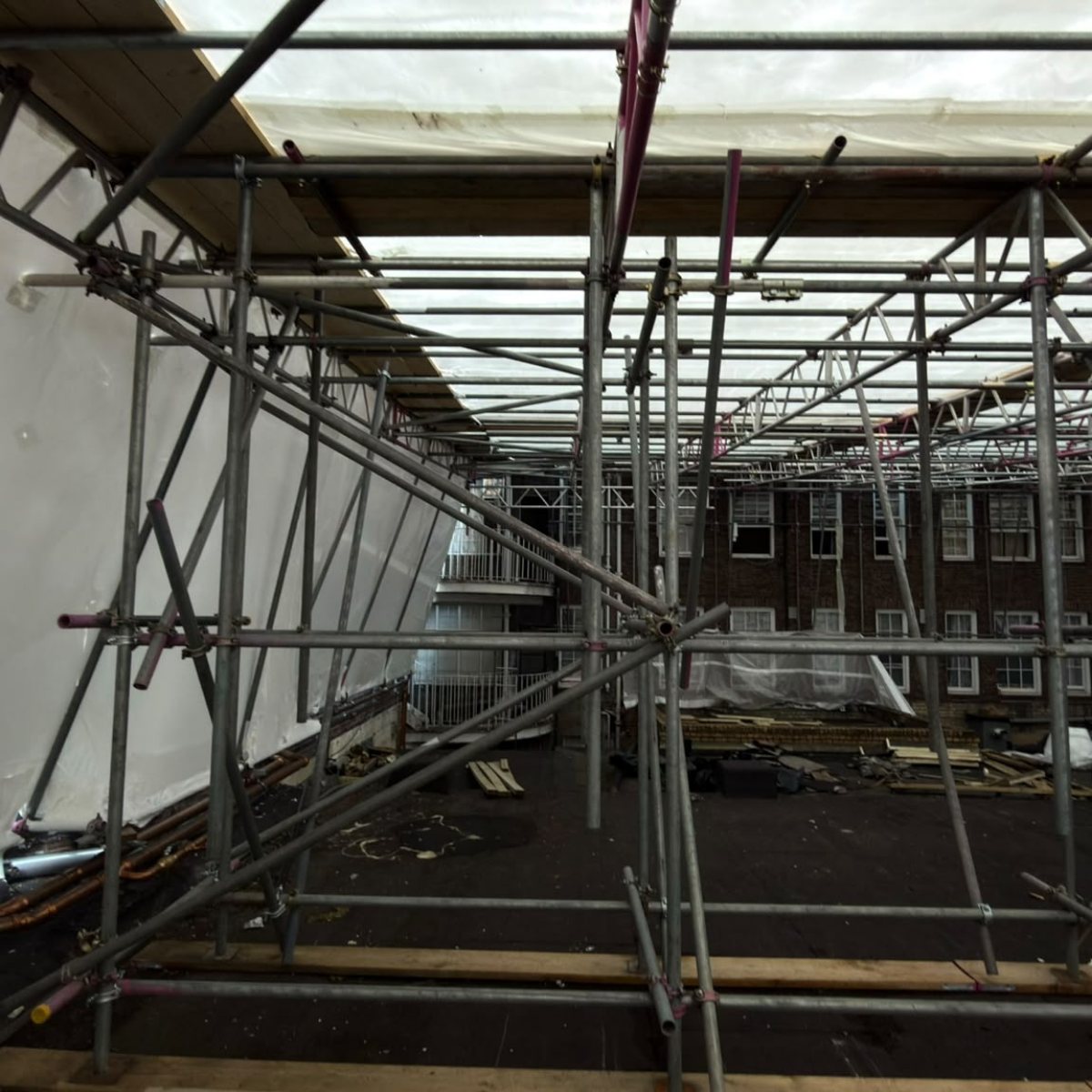 Scaffold framework carrying the temporary roof